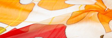 Arka plan dokusu bir organza deseni. İnce, şeffaf kumaştan bir kumaş. İnce, yapışkan ipekten bir peçe gibi. yeşil kırmızı kırmızı geometrik renkler