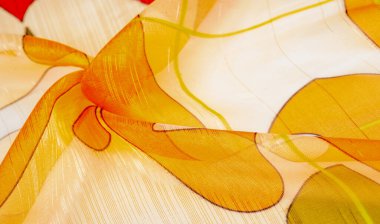 Arka plan dokusu bir organza deseni. İnce, şeffaf kumaştan bir kumaş. İnce, yapışkan ipekten bir peçe gibi. yeşil kırmızı kırmızı geometrik renkler