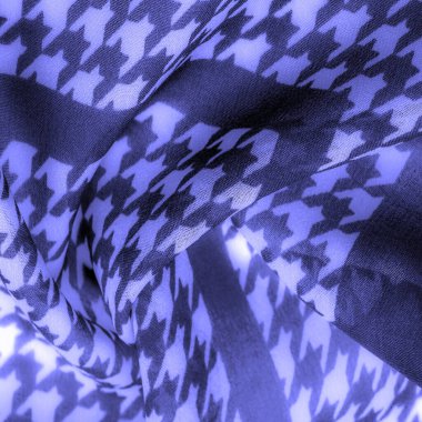 Doku, kumaş, doku. Geometrik baskılı canlı renklerde narin mavi ipek şifon. Şaşırtıcı derecede hafif, pürüzsüz, dokunmatik kumaşa kumlu. En seçkin malzemelerden biri..