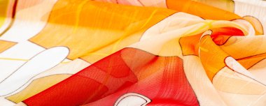 Arka plan dokusu bir organza deseni. İnce, şeffaf kumaştan bir kumaş. İnce, yapışkan ipekten bir peçe gibi. yeşil kırmızı kırmızı geometrik renkler