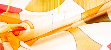 Arka plan dokusu bir organza deseni. İnce, şeffaf kumaştan bir kumaş. İnce, yapışkan ipekten bir peçe gibi. yeşil kırmızı kırmızı geometrik renkler