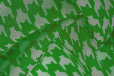 Doku, kumaş, doku. Canlı renklerde, geometrik baskılı zarif yeşil ipek şifon. Şaşırtıcı derecede hafif, pürüzsüz, dokunmatik kumaşa kumlu. En seçkin malzemelerden biri..