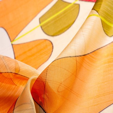 Arka plan dokusu bir organza deseni. İnce, şeffaf kumaştan bir kumaş. İnce, yapışkan ipekten bir peçe gibi. yeşil kırmızı kırmızı geometrik renkler