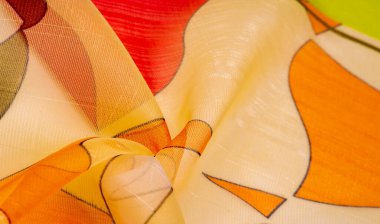 Arka plan dokusu bir organza deseni. İnce, şeffaf kumaştan bir kumaş. İnce, yapışkan ipekten bir peçe gibi. yeşil kırmızı kırmızı geometrik renkler