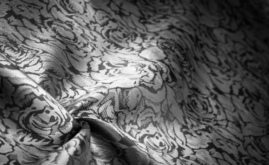 kabartma deseni, kompozit tekstil, siyah beyaz ipek kumaş, çiçek desenli, alışılmadık hoş görsel duyular: kayganlık, serinlik, yumuşaklık; güzel görünüş, eşsiz parlaklık