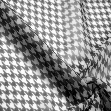 Doku, kumaş, doku. Geometrik baskılı parlak renkli siyah beyaz ipek şifon. Şaşırtıcı derecede hafif, pürüzsüz, dokunmatik kumaşa kumlu. En seçkin malzemelerden biri..