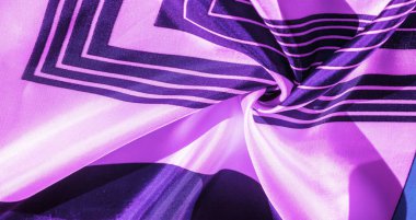 Doku, arkaplan, mavi çizgili ipek kumaş. Bu kumaşın tasarımı beyaz tavşan stilinde bir yamalı mozaiğe adanmıştır. Bir peri masalının yeleğinin nasıl görüneceğini temsil eder..