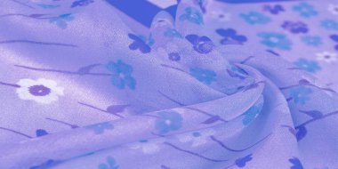 Arkaplan deseni, ipek kumaş, eflatun arkaplanda küçük çiçekler, baskılı ince bir gök mavisi rengi. Çiçek tasarımı