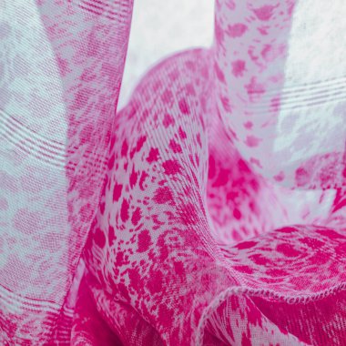 Beyaz kırmızı rengin dokusu, arkaplanı, deseni, ipek kumaşı tekstil. Özellikleri, daha esnek ve tasarlanması daha kolay olduğu için dokuma malzemesinden farklıdır..