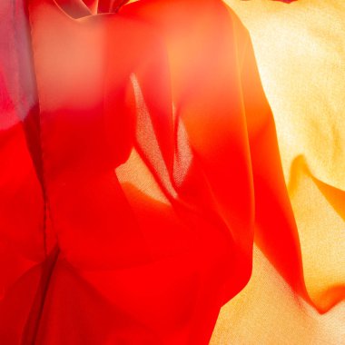 Geçmişi, dokusu, deseni, kırmızı ipek kumaşı, kızaran kırmızı çiçekli gülü.