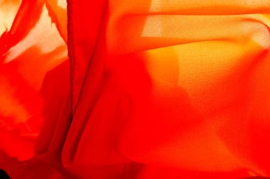 Geçmişi, dokusu, deseni, kırmızı ipek kumaşı, kızaran kırmızı çiçekli gülü.