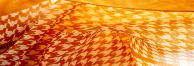 Doku, tekstil, kumaş, doku. Hassas kahverengi ipek şifon renkli ve geometrik baskılı. Şaşırtıcı derecede hafif, pürüzsüz, dokunmatik kumaşa kumlu. En seçkin malzemelerden biri..