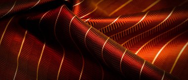 Kumaşın arkaplan dokusu, yakut kırmızısı rengi ince, güçlü, yumuşak, parlak lif kozaların üretiminde ipek böcekleri tarafından elde edilir ve iplik ve kumaş üretimi için birleştirilir..