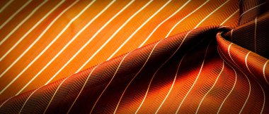 Kumaşın arkaplan dokusu, yakut kırmızısı rengi ince, güçlü, yumuşak, parlak lif kozaların üretiminde ipek böcekleri tarafından elde edilir ve iplik ve kumaş üretimi için birleştirilir..