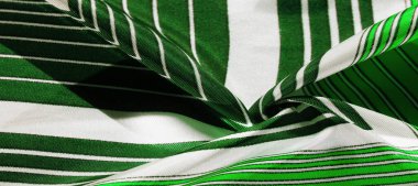 Doku, yeşil çizgili ipek kumaş. Bu kumaşın tasarımı beyaz tavşan stilinde bir yamalı mozaiğe adanmıştır. Bir peri masalının yeleğinin nasıl görüneceğini temsil eder..