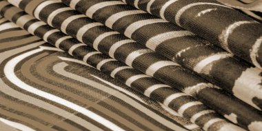 Tedoku deseni, ipek kumaş, Afrika teması, kumaş baskısı, neşeli desen projeyi süsleyecek. Özgürlük temasının iki yönlü doğası, cennet, cehennem, egzotik banallik, rüya gerçekliği