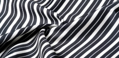 İpek çizgili kumaş. Siyah ve beyaz çizgiler. Bu güzel, süper yumuşak ipek karışımı orta kalınlıkta örülmüş kumaş tasarım projeleriniz için mükemmel. Lüks bir his için sırtına sürtünüyor.