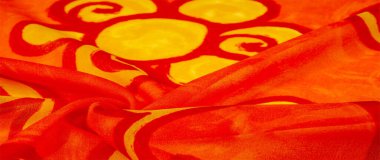 desen ipeği, kumaş kırmızısı arkaplan boyalı sarı çiçekler kumaş desenli çizimler. Parlak sarı çiçekli ve köri renkli çizgili izler avlunun her tarafına yayılmış..