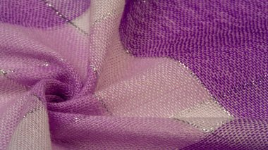 Kumaş desenli ipek atkı, mavi ve metal çizgili. Eşarp, soyut İskoç motiflerinin pastel tonlarında işaretlenmiş hassas yama desenleriyle süslenmiş.