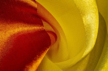 Doku, arkaplan, metalik parıltılı sarı ipek çizgili kumaş. Eğer kötü bir ruh halin varsa, bu kumaş onu eşi görülmemiş yüksekliklere taşıyacaktır. Projeniz başarılı olacak..