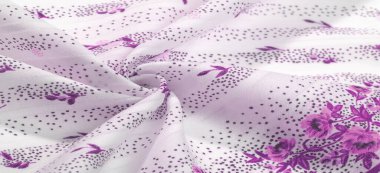 Doku arka planı, kadın şalı. Gülüşünde kırmızı çiçekler, hafif eşarplar, plaj havluları İnternet için zarif bir tasarım: moda çiçekleri, desenler, şallar.,