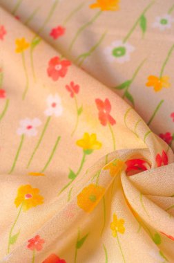 Doku arka planı, ipek kumaş, bej arka planda küçük çiçekler, ince dikiş. Kırmızı, bej renkli ton. Çiçek tasarımı