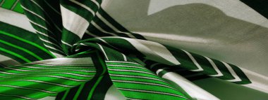 Doku, yeşil çizgili ipek kumaş. Bu kumaşın tasarımı beyaz tavşan stilinde bir yamalı mozaiğe adanmıştır. Bir peri masalının yeleğinin nasıl görüneceğini temsil eder..