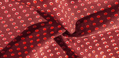 Doku arka plan, desen, kırmızı polka noktaları ile kırmızı ipek kumaş. Hafif ve ipeksi-yumuşak saten kolye tasarım, online projeler için idealdir. Ayrıca ekran koruyucular ve duvar kağıtları için mükemmel