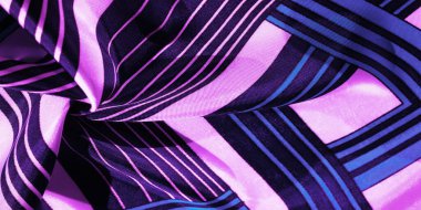 Doku, arkaplan, mavi çizgili ipek kumaş. Bu kumaşın tasarımı beyaz tavşan stilinde bir yamalı mozaiğe adanmıştır. Bir peri masalının yeleğinin nasıl görüneceğini temsil eder..