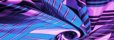 Doku, arkaplan, mavi çizgili ipek kumaş. Bu kumaşın tasarımı beyaz tavşan stilinde bir yamalı mozaiğe adanmıştır. Bir peri masalının yeleğinin nasıl görüneceğini temsil eder..