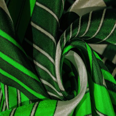 Doku, yeşil çizgili ipek kumaş. Bu kumaşın tasarımı beyaz tavşan stilinde bir yamalı mozaiğe adanmıştır. Bir peri masalının yeleğinin nasıl görüneceğini temsil eder..