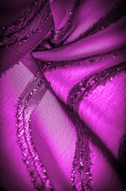 Dekorun süsü, şeffaf kumaş mor-kırmızıdır, doğuştan gelen çizgilerle, ışığın içinden geçmesine izin veren madde, böylece nesneler açıkça görülebilir..