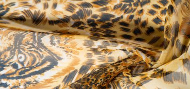 Arka plan desenli ipek kaplan izli Afrika kumaşı. Bu muhteşem kumaş, dizginlenemeyen savanların dünyasına dalmana yardım edecek. Tasarım projelerinde şehvetli olacaksın.