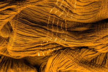 Arkaplan deseninin dokusu, süs süsü, altın sarısı kıvrımlı kumaş, paralel ya da çapraz kıvrımlı kumaş; böyle bir kumaştan çıkan ürünler.