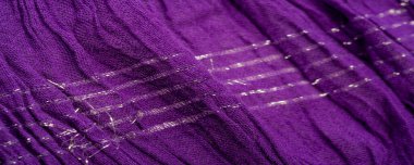 Desenli arka plan deseni, dekorasyon süsü, mavi sentlik koyu leylak dokuması, paralel veya köşegen kıvrımlı kumaş; böyle bir kumaştan çıkan ürünler..