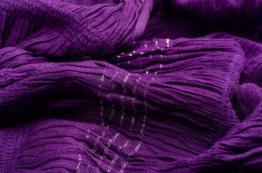 Desenli arka plan deseni, dekorasyon süsü, mavi sentlik koyu leylak dokuması, paralel veya köşegen kıvrımlı kumaş; böyle bir kumaştan çıkan ürünler..