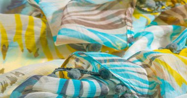 doku arkaplan deseni. Renkli dantelli ipek kumaş. Sarı mavi ve gri-mavi gözlükler. Dizaynınız, aksanınız, duvar kağıtlarınız, posterleriniz ve kartpostallarınız için mükemmel. Olasılıkların sonsuz.