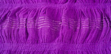 Desenli arka plan deseni, dekorasyon süsü, mavi sentlik koyu leylak dokuması, paralel veya köşegen kıvrımlı kumaş; böyle bir kumaştan çıkan ürünler..