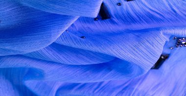 Arkaplan tasarımı dokusu, ipek desen, mavi kumaş ve dekoratif işlemeli taşlar.