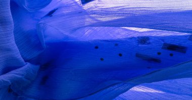 Arkaplan tasarımı dokusu, ipek desen, mavi kumaş ve dekoratif işlemeli taşlar.