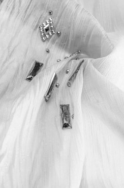 Arkaplan tasarımı dokusu, ipek desen, dekoratif taşlarla kaplı beyaz kumaş.