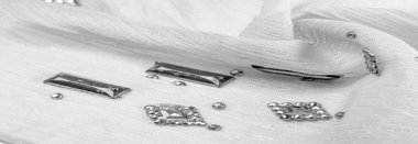 Arkaplan tasarımı dokusu, ipek desen, dekoratif taşlarla kaplı beyaz kumaş.