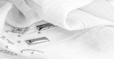 Arkaplan tasarımı dokusu, ipek desen, dekoratif taşlarla kaplı beyaz kumaş.