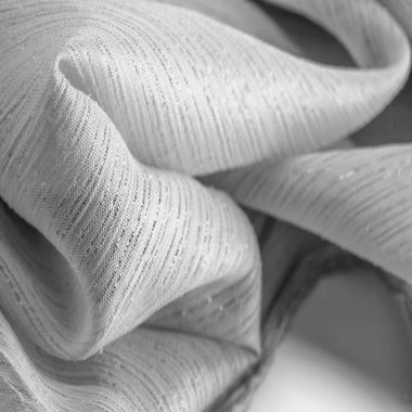 Arkaplan tasarımı dokusu, ipek desen, dekoratif taşlarla kaplı beyaz kumaş.