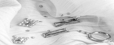 Arkaplan tasarımı dokusu, ipek desen, dekoratif taşlarla kaplı beyaz kumaş.