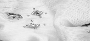 Arkaplan tasarımı dokusu, ipek desen, dekoratif taşlarla kaplı beyaz kumaş.