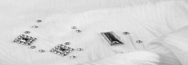 Arkaplan tasarımı dokusu, ipek desen, dekoratif taşlarla kaplı beyaz kumaş.