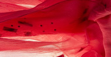 Arkaplan tasarımı dokusu, ipek desen, pembe kumaş ve dekoratif işlemeli taşlar.