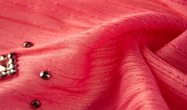 Arkaplan tasarımı dokusu, ipek desen, pembe kumaş ve dekoratif işlemeli taşlar.