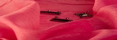 Arkaplan tasarımı dokusu, ipek desen, pembe kumaş ve dekoratif işlemeli taşlar.